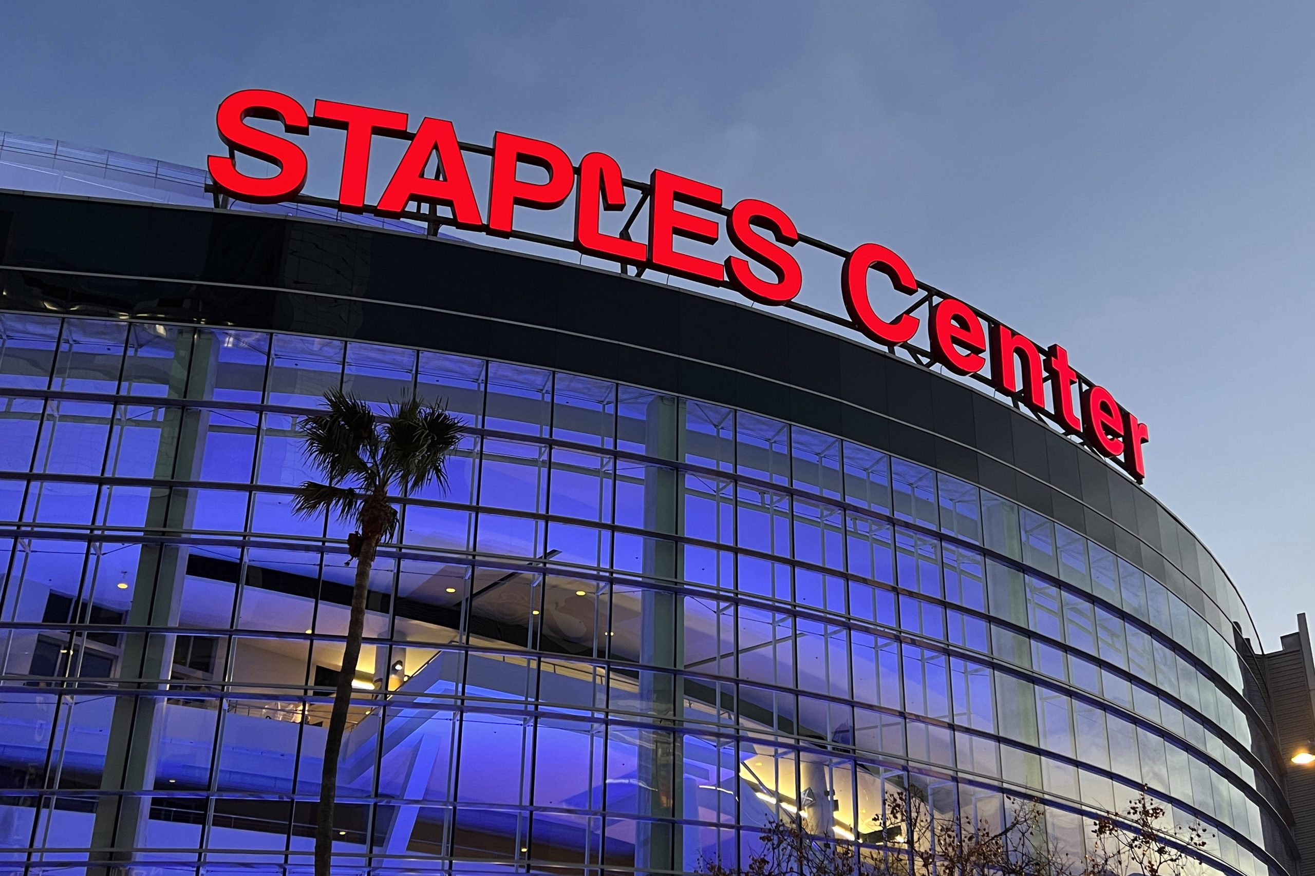 Lakers go big with tributes to the end of Staples Center