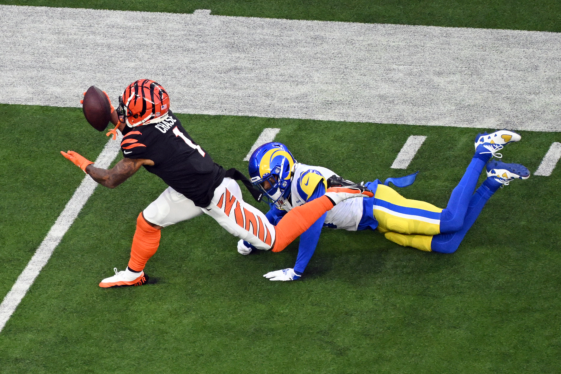 WATCH: Ja’Marr Chase makes diving one-handed grab in Super Bowl LVI